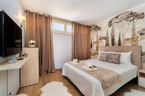 A bedroom with a bed, a TV, a desk, and a window with curtains. - Penthouse 100 meters from the beach (Albufeira)