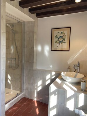 Shower, hair dryer, towels, soap - Vrbo Property (Giverny)