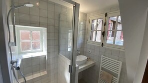 Shower, hair dryer, towels, soap - Vrbo Property (Giverny)