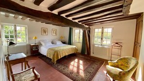 Unclassified image, 4 of 10, button - Vrbo Property (Giverny)