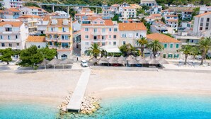 Une ville côtière avec des bâtiments, une plage et une jetée.