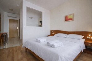 Iron/ironing board, free WiFi, bed sheets - Vrbo Property (Podgora)