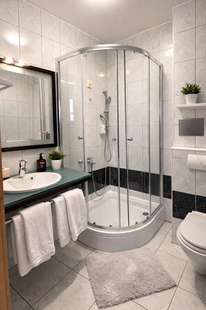 Shower, hair dryer, towels, soap - Vrbo Property (Podgora)