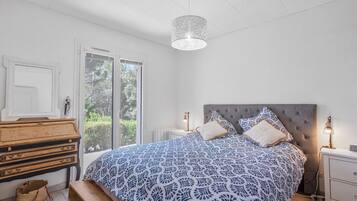 3 habitaciones, tabla de planchar con plancha, wifi y ropa de cama