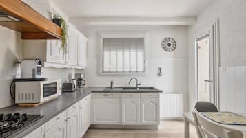 Geladeira, micro-ondas, fogão, cooktop