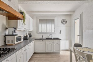 Fridge, microwave, oven, stovetop - Var vacation house Villa Les Romarins with Private Pool and Enclosed Garden (Le Val)
