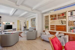 TV, fireplace, stereo - Var vacation house Villa Les Romarins with Private Pool and Enclosed Garden (Le Val)