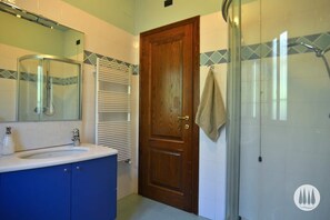 Dusche, Haartrockner, Bidet, Handtücher