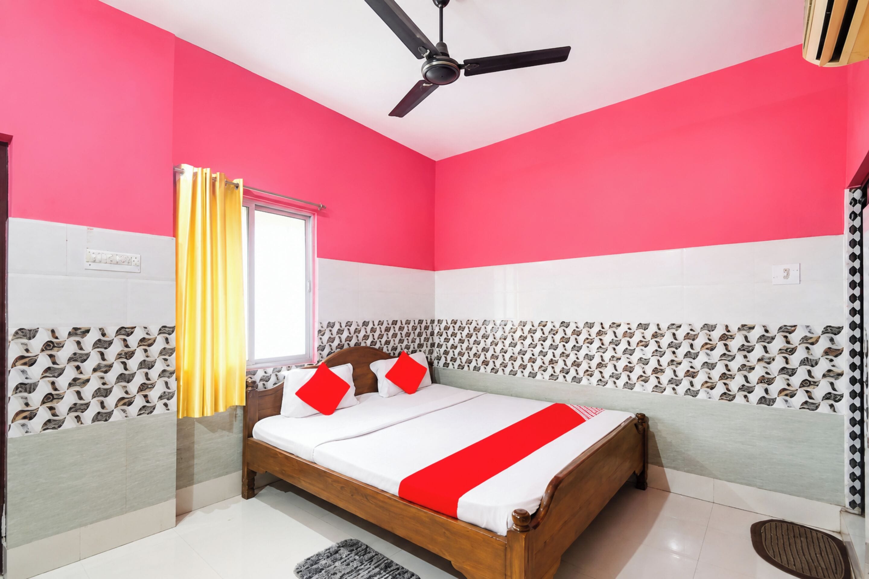 Hypo-allergenic bedding, desk, soundproofing, free WiFi