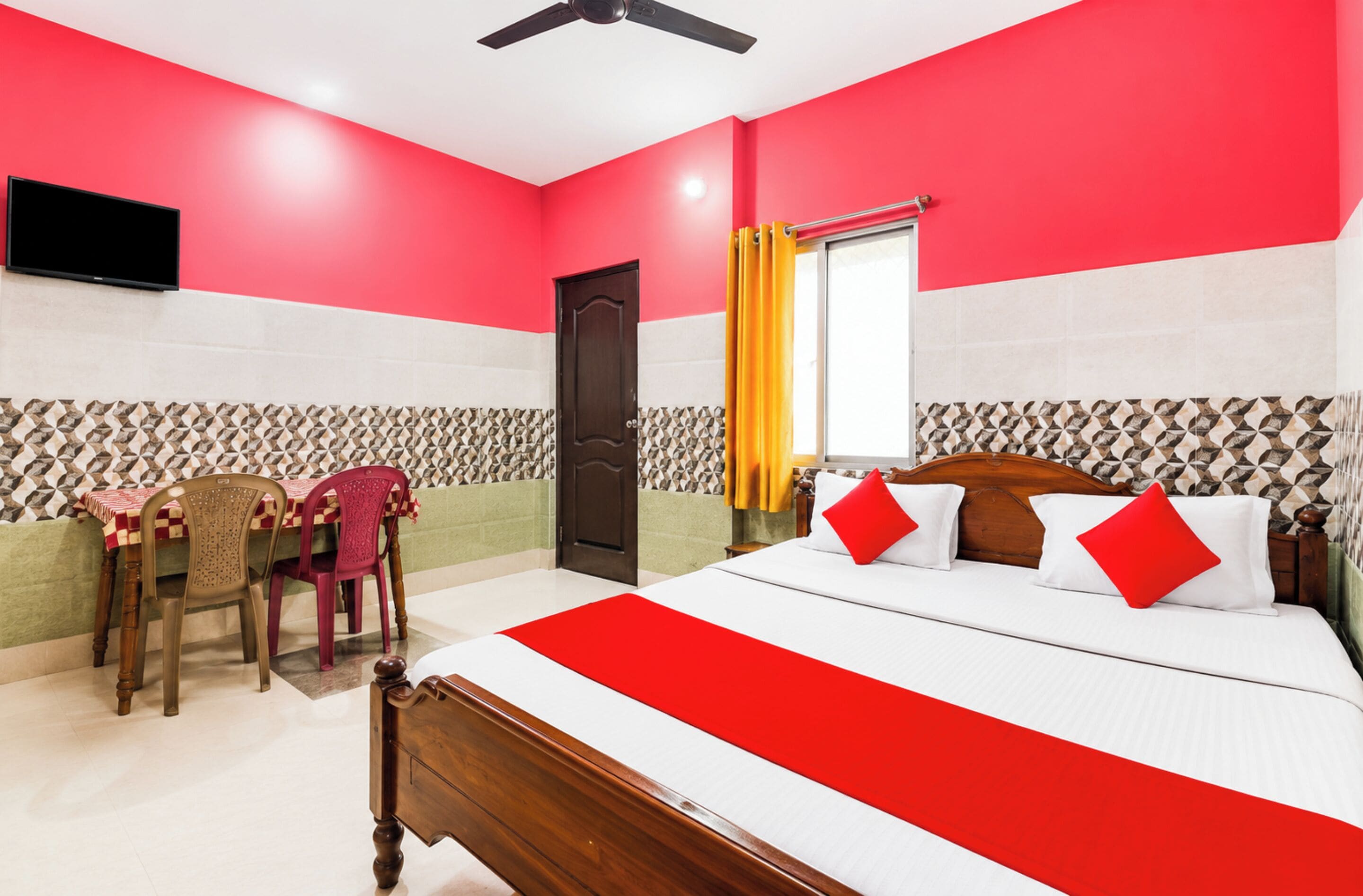 Hypo-allergenic bedding, desk, soundproofing, free WiFi