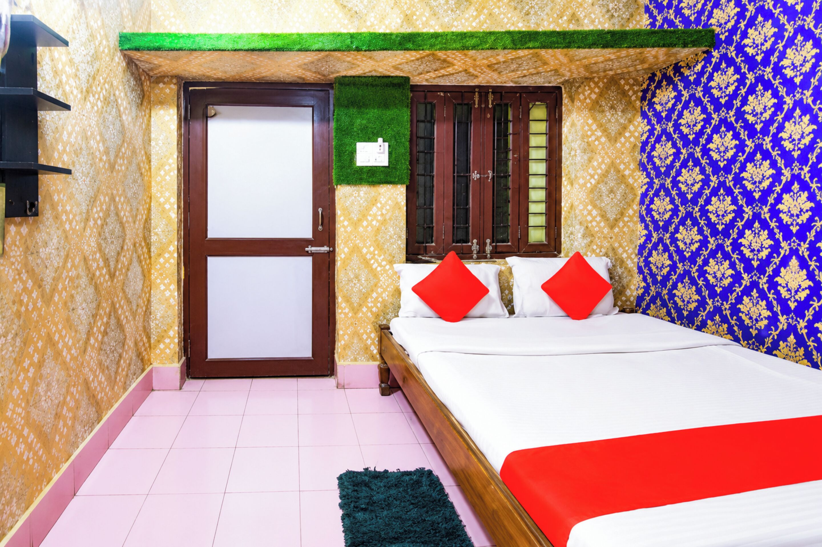 Hypo-allergenic bedding, desk, soundproofing, free WiFi