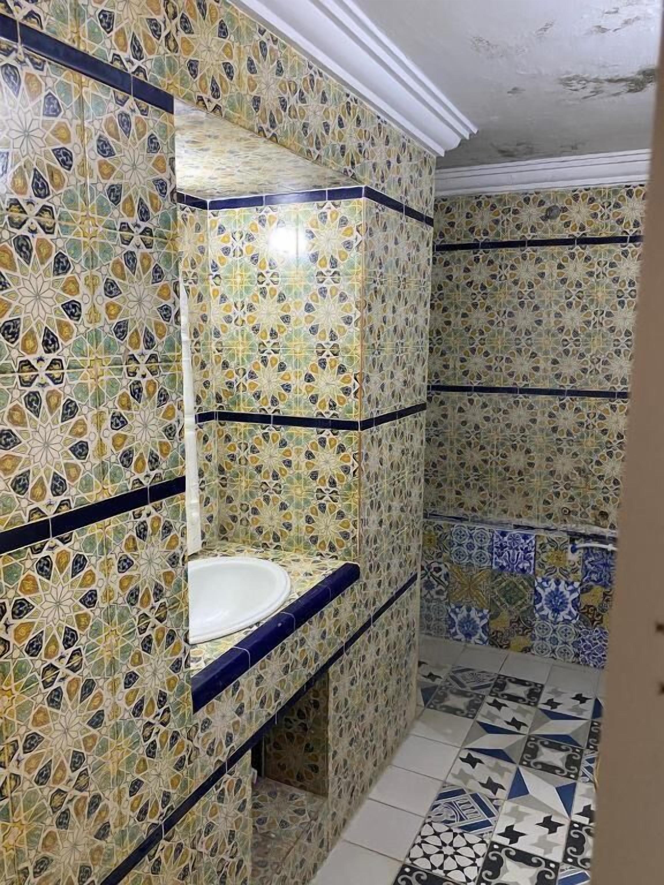 Regadera, amenidades de baño gratuitas, toallas, papel de baño 