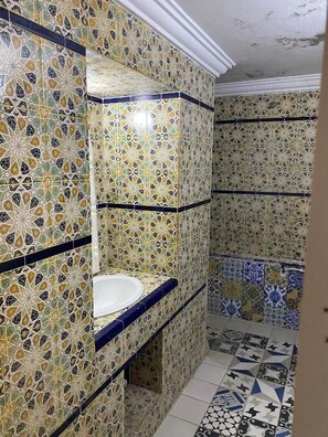 Shower, free toiletries, towels, toilet paper - Hôtel Russie (TUNISIA)
