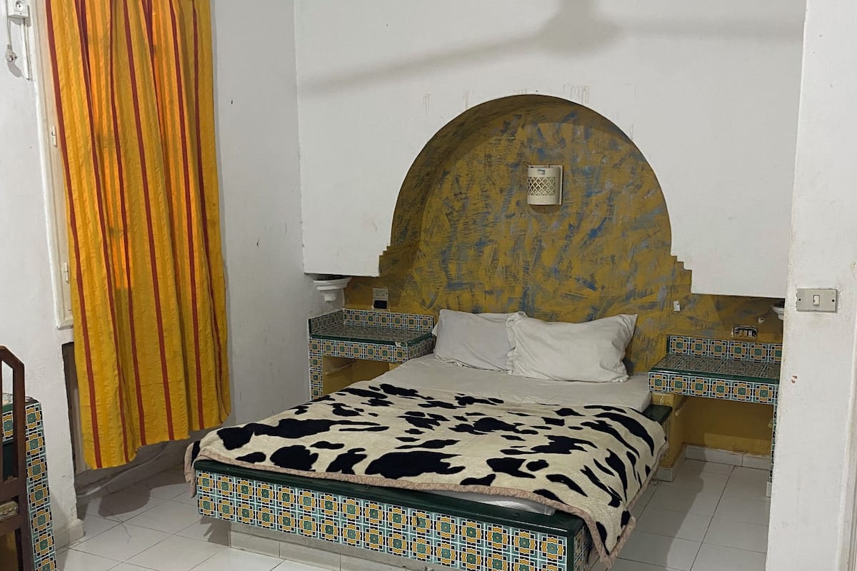 Habitación básica doble, balcón, vista a la ciudad | Espacio para trabajar con laptop, wifi gratis y ropa de cama