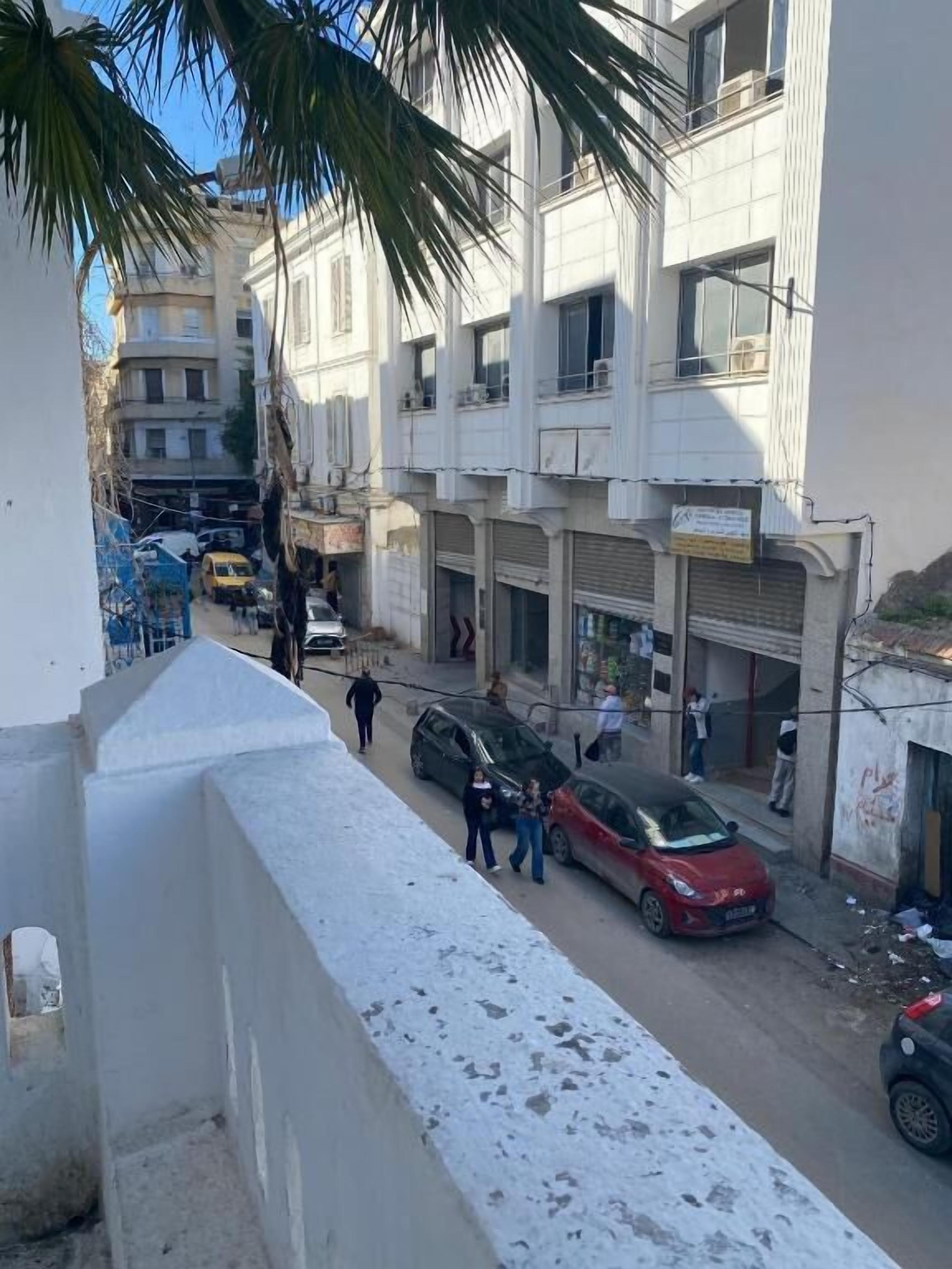 المنطقة المحيطة بالمنشأة