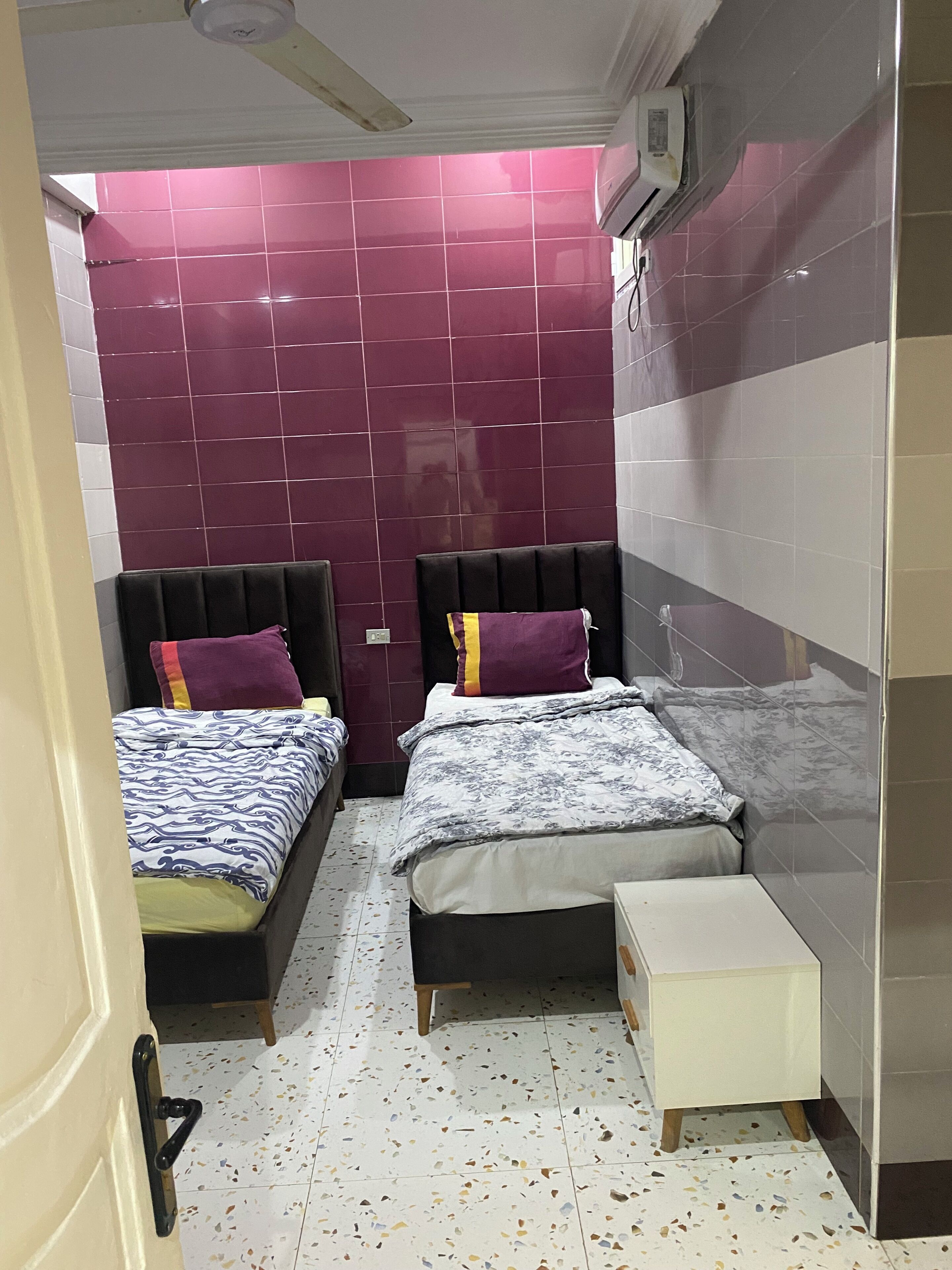 笔记本电脑工作区、免费 WiFi、床单