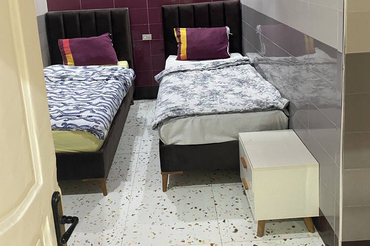 Espacio para trabajar con laptop, wifi gratis y ropa de cama