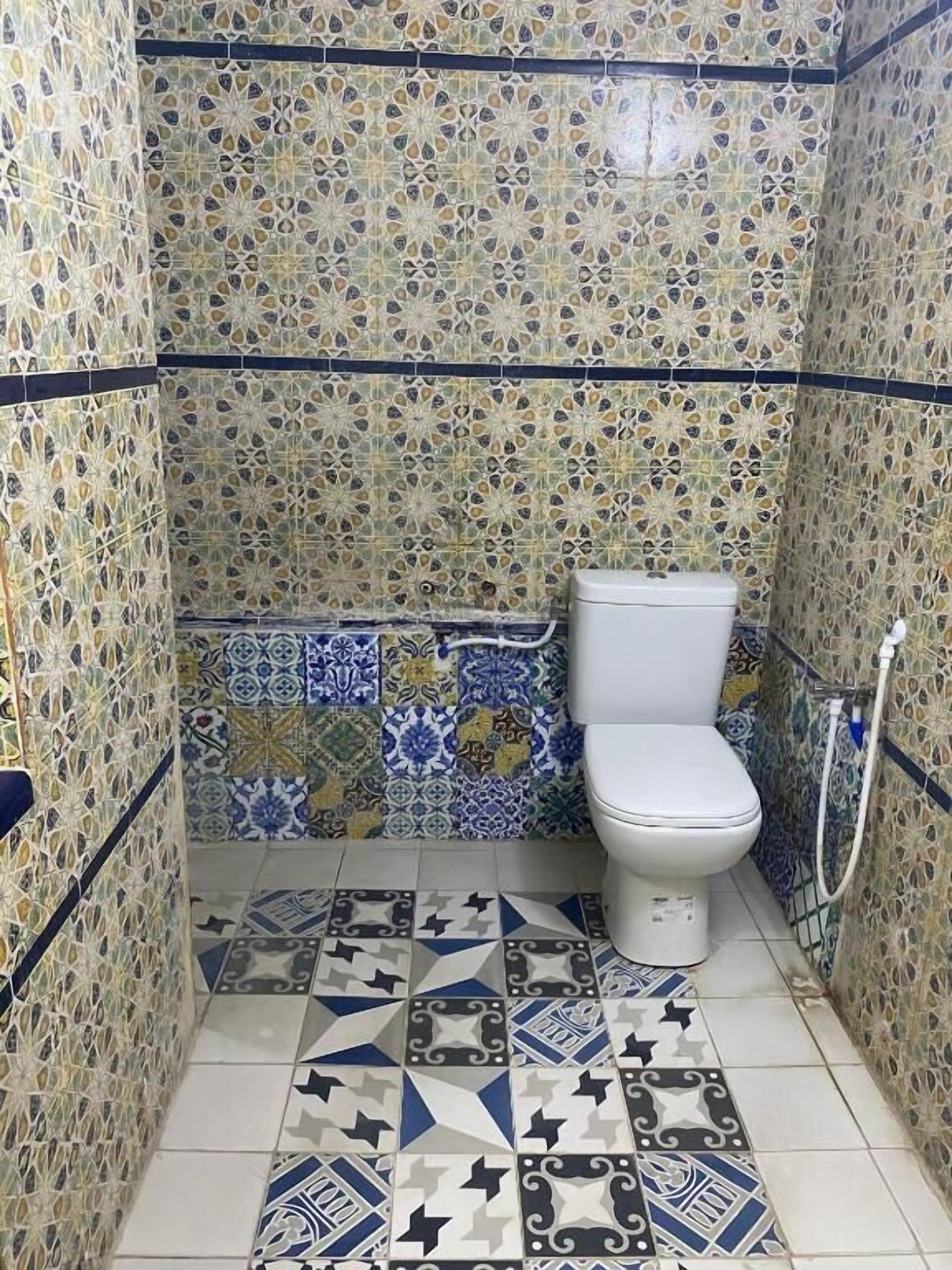 تجهيزات دش، مستلزمات مجانية للعناية الشخصية، مناشف، ورق حمّام