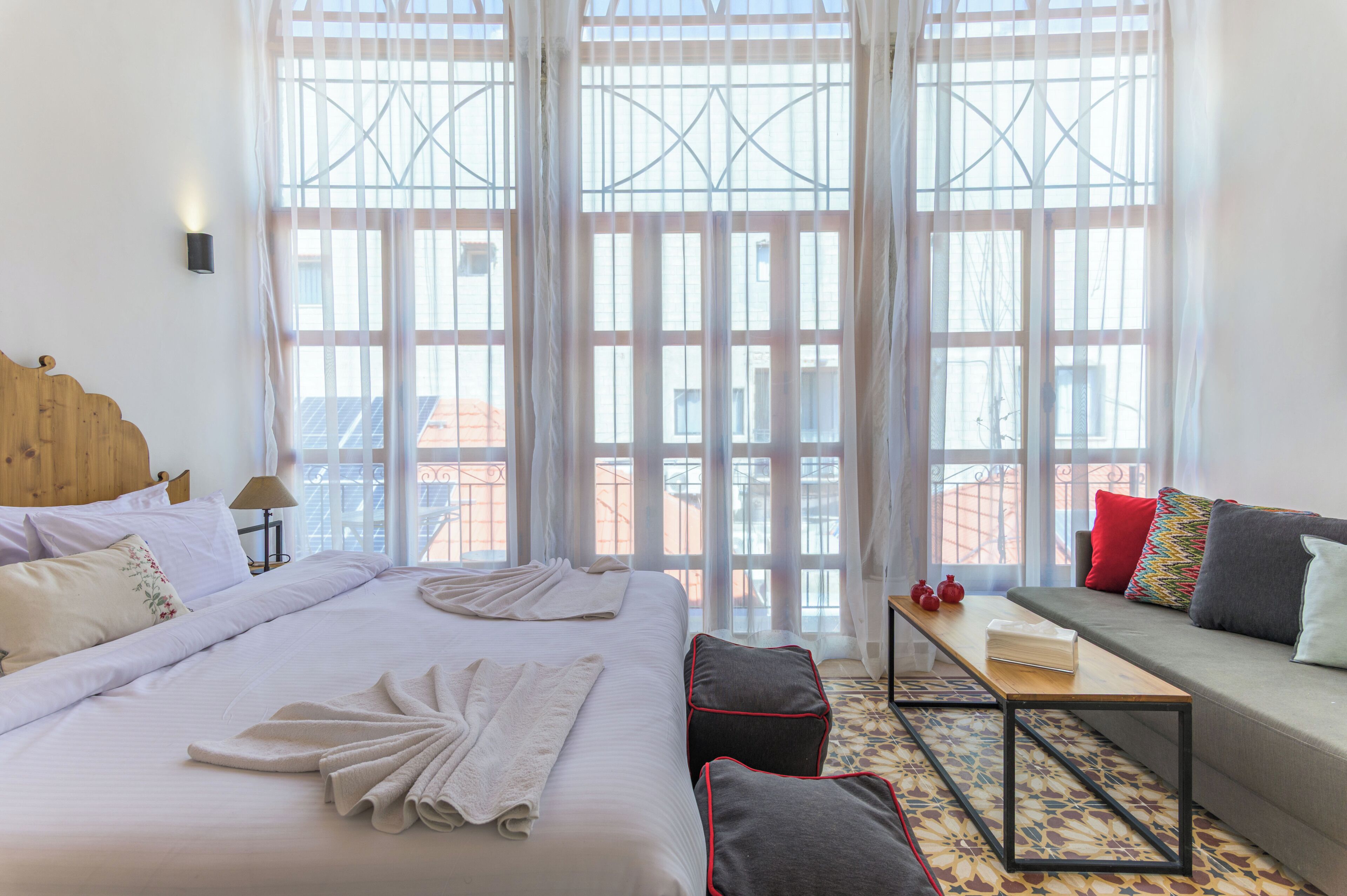 Rouge Studio with Balcony | Ylelliset vuodevaatteet, yksilöllisesti sisustettu