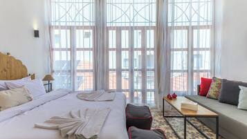 Rouge Studio with Balcony | Ylelliset vuodevaatteet, yksilöllisesti sisustettu