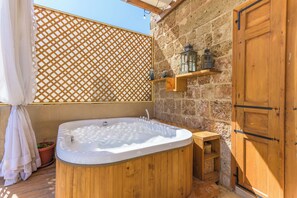 Corail Deluxe Studio with Jacuzzi & Balcony | อ่างสปาส่วนตัว