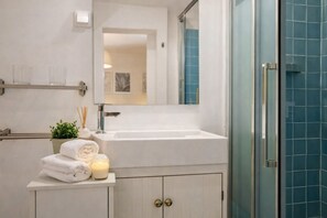 Bathroom - Vrbo Property (Lisboa)