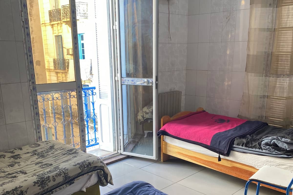 Espacio para trabajar con laptop, wifi gratis y ropa de cama