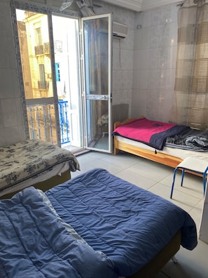 Basic Triple Room, Balcony, City View | Laptop workspace, WiFi (free), bed sheets - Hôtel Agriculture (Tunis)