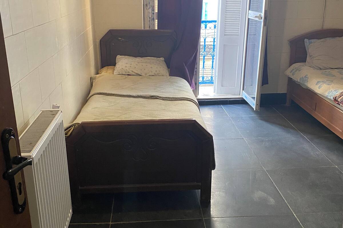 Espacio para trabajar con laptop, wifi gratis y ropa de cama