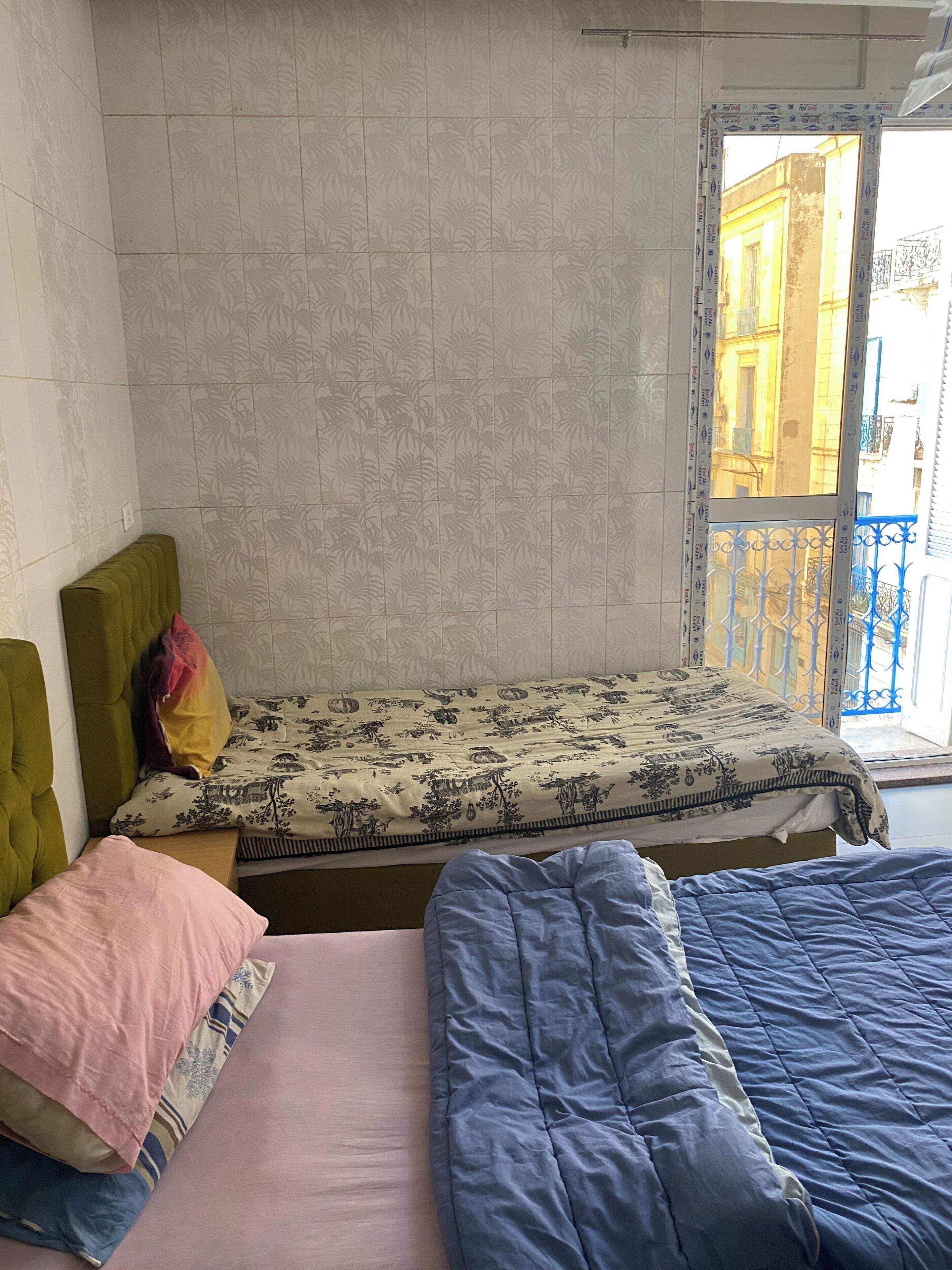 Espacio para trabajar con un portátil, wifi gratis, ropa de cama
