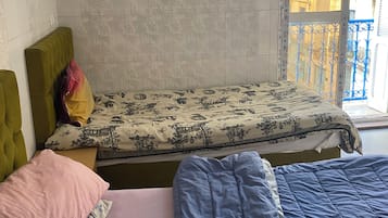 Espacio para trabajar con un portátil, wifi gratis, ropa de cama