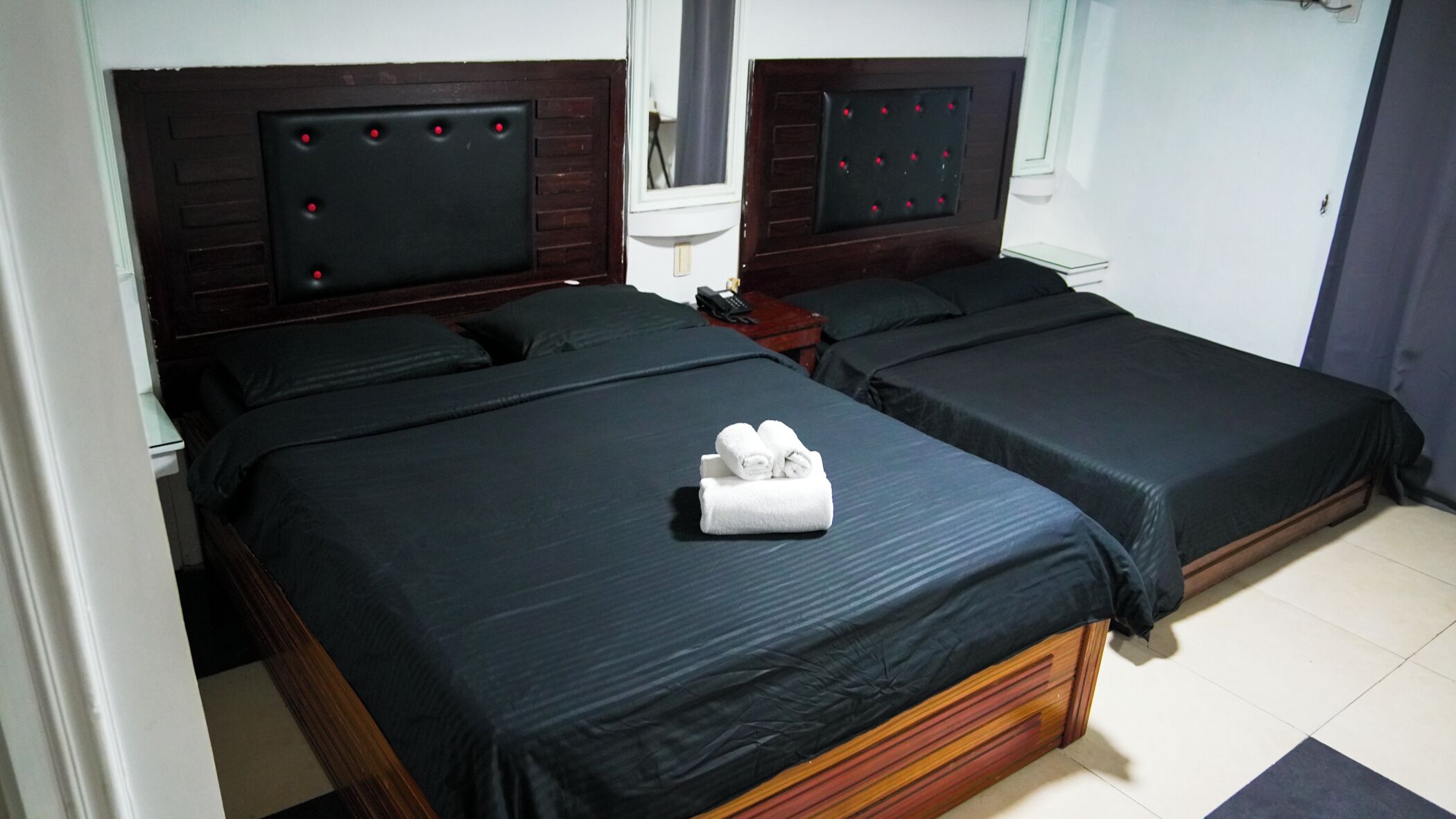 Deluxe Twin Room | Laptop workspace, WiFi (free), bed sheets
