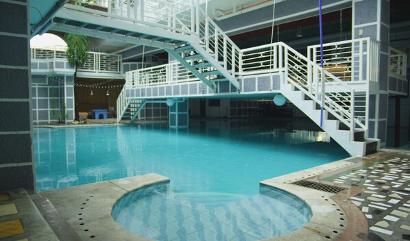 Indoor pool - Healing Hotel (Angeles City)
