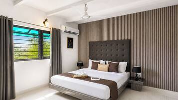 Deluxe Villa | Iron/ironing board, free WiFi