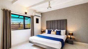Deluxe Villa | Iron/ironing board, free WiFi