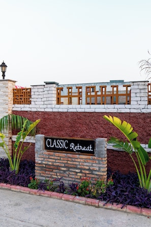 A brick wall with a sign that reads 'CLASSIC Retreat.'