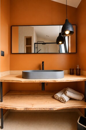 Shower, towels, soap, toilet paper - Vrbo Property (Saint-Gilles-Croix-de-Vie)