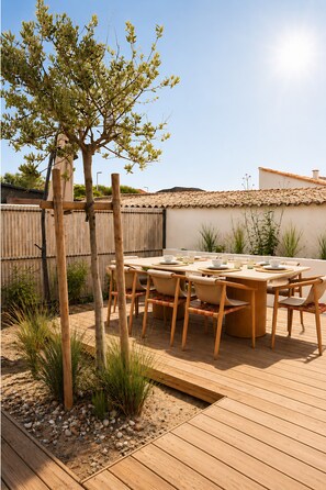 Outdoor dining - Vrbo Property (Saint-Gilles-Croix-de-Vie)