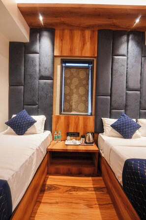 Deluxe Triple Room | Free WiFi - Hotel Prince Palace Near Mumbai Airport (Mumbai)