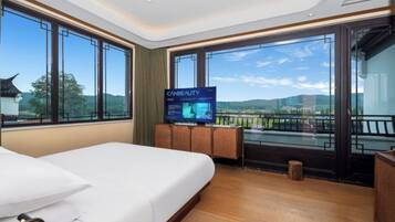 Signature Suite, Golf View | Down comforters, desk, laptop workspace, blackout drapes