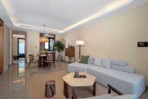 Suite Standard, vue golf | Coin séjour
