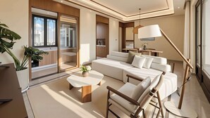 Un salon moderne avec un canapé, une table basse et un lampadaire.