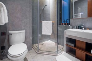 Articles de toilette gratuits, sèche-cheveux, chaussons