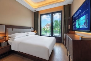 Down duvets, desk, laptop workspace, blackout curtains - Canbeauty Golf Resort and SPA Weihai (Weihai)