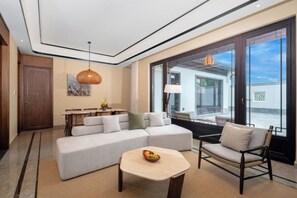 Family Suite, Golf View | Ruang tamu | TV 