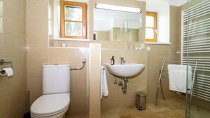 Ein Badezimmer mit Toilette, Waschbecken und Duschkabine.