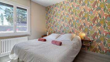3 bedrooms, iron/ironing board, WiFi, bed sheets