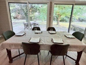 Dining - Le Triton de Bergerac, modern villa with pool and large wooded park (Bergerac)