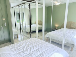 Iron/ironing board, WiFi, bed sheets - Le Triton de Bergerac, modern villa with pool and large wooded park (Bergerac)