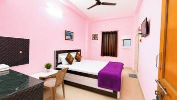 Standard Double Room | Hypo-allergenic bedding, desk, soundproofing, free WiFi